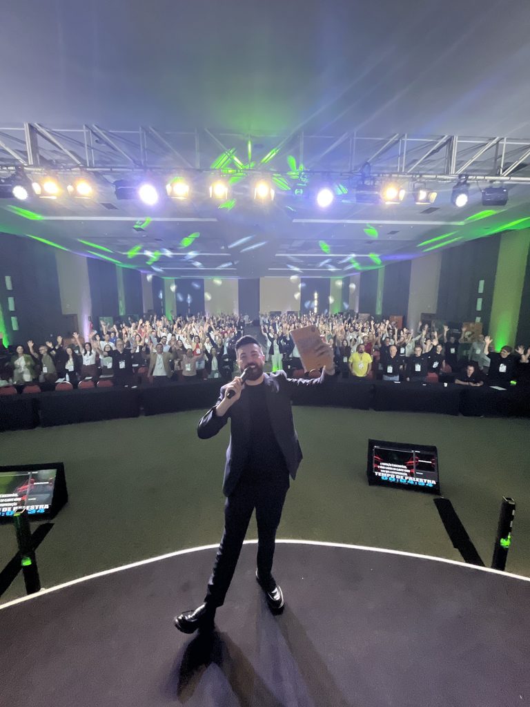 Palestrante Rafael Terra aprofundando sobre Marketing, Inteligência Artificial e Tráfego Pago